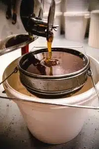 Honig durch Sieb