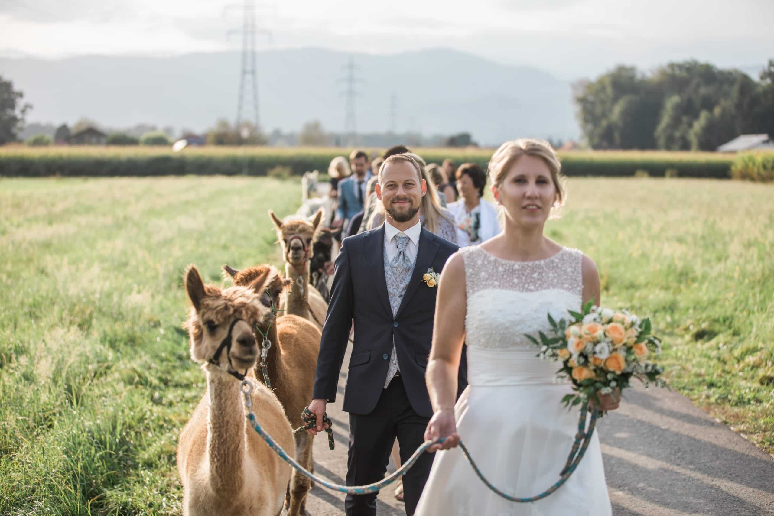 Carina und Michal bei der Alpakawanderung
